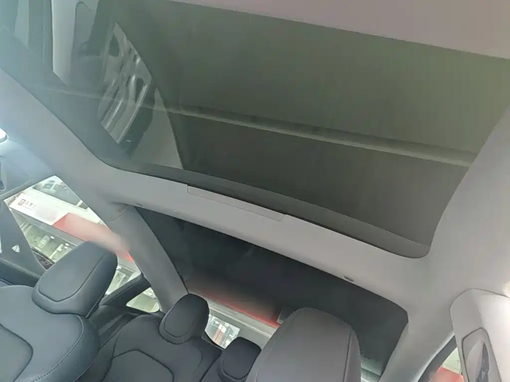 Tesla Model 3 — миниатюра 18