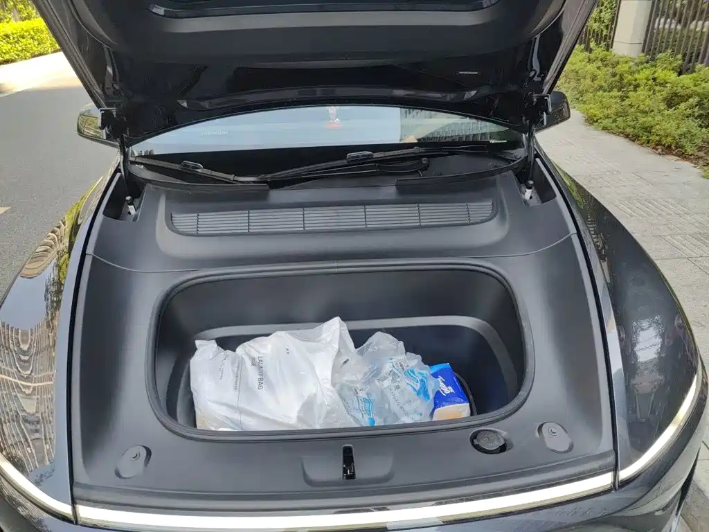 Tesla Model Y — миниатюра 21