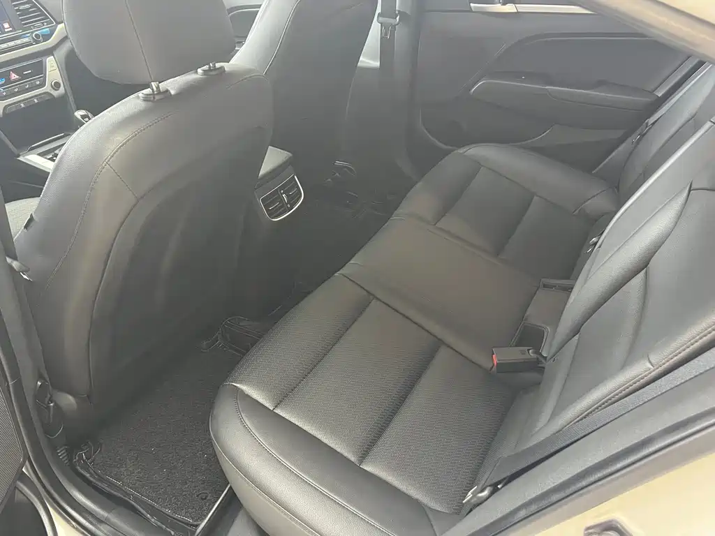 Hyundai Elantra 2016 1.6L AT Luxury