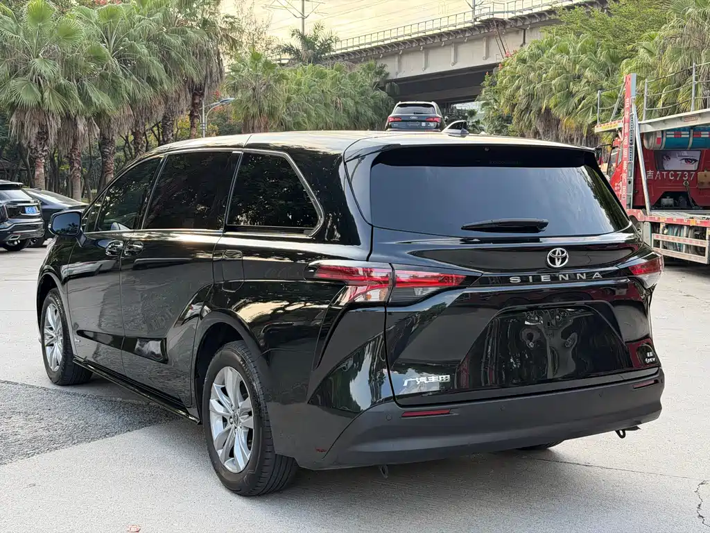 Toyota Sienna — миниатюра 9