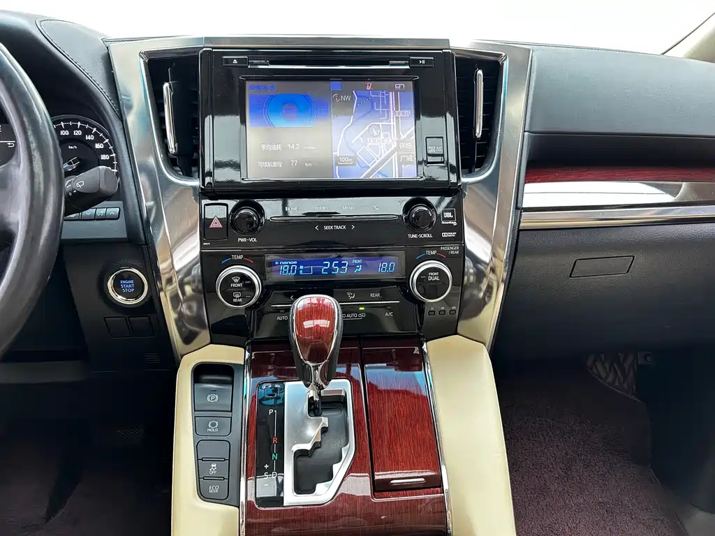 Toyota Alphard — миниатюра 17