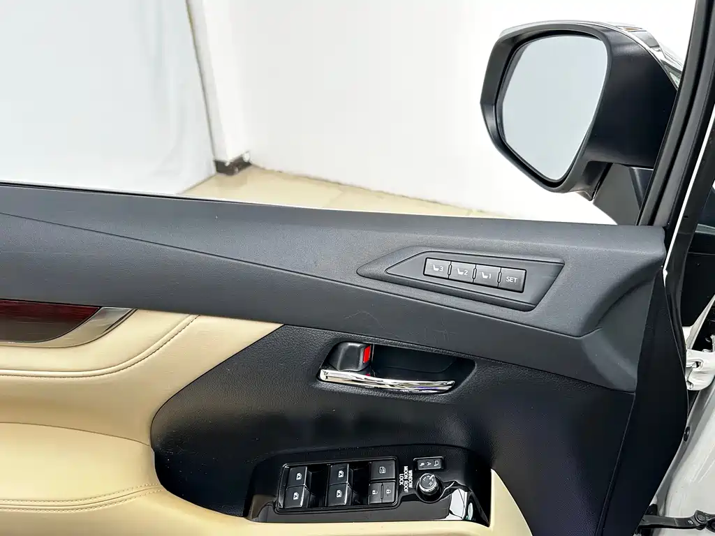 Toyota Alphard — миниатюра 7