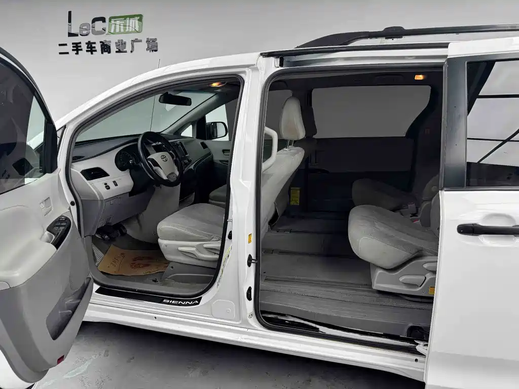 Toyota Sienna — миниатюра 9