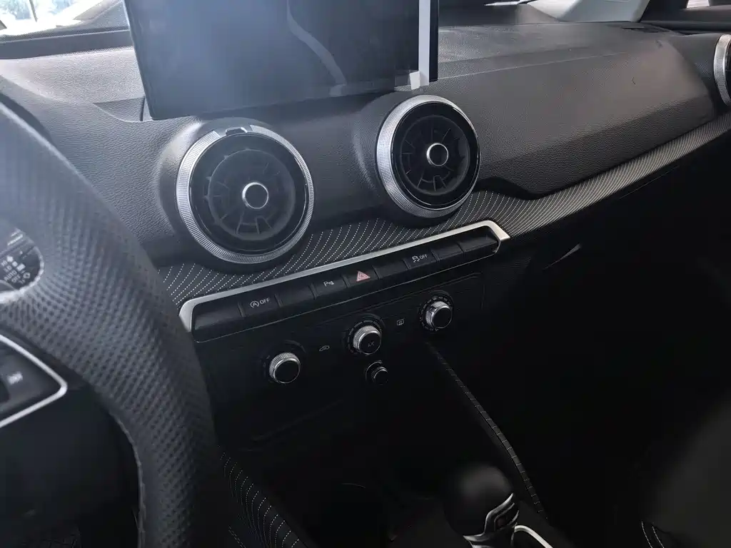 Audi Q2L 2025 35TFSI
