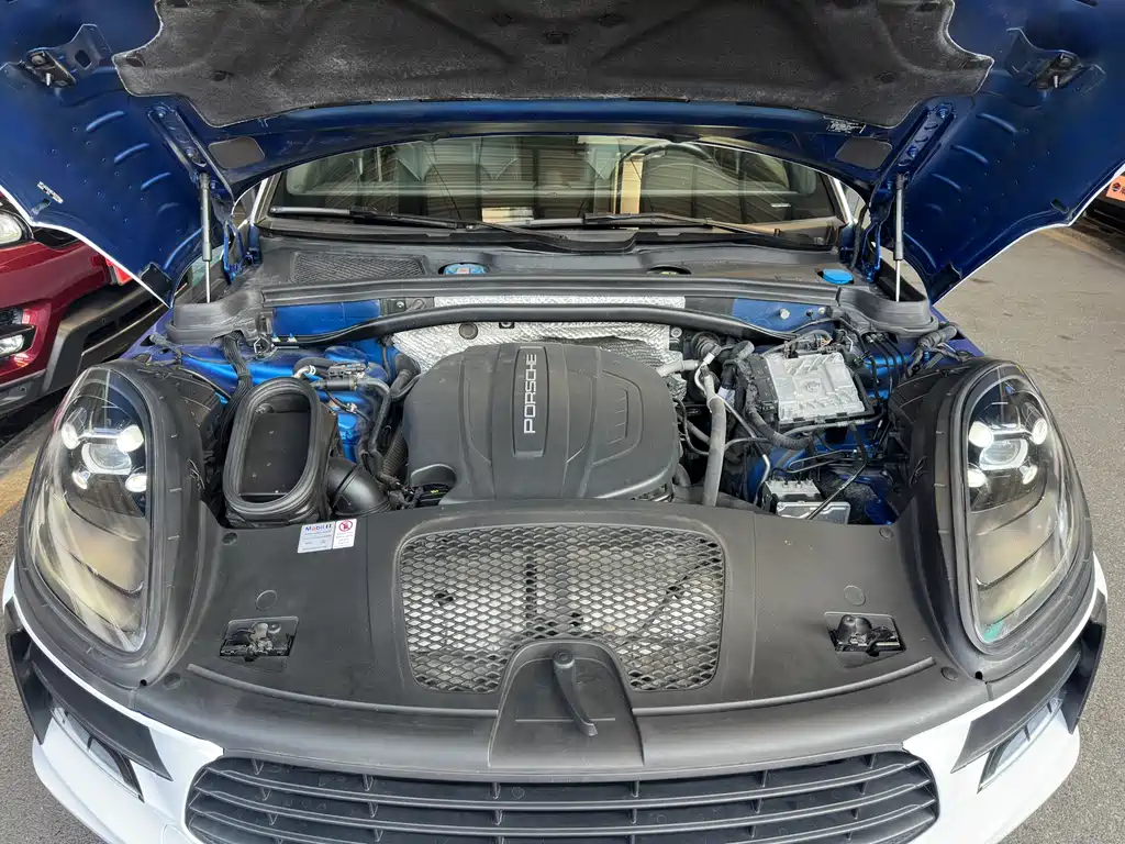 PORSCHE MACAN