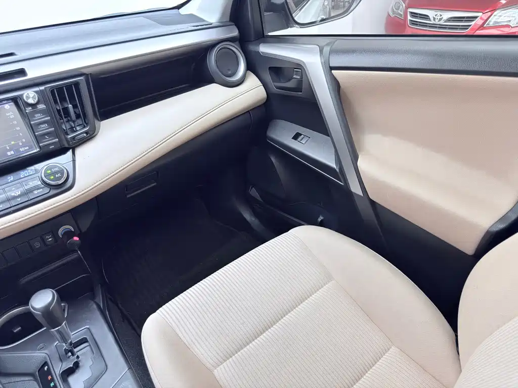 Toyota RAV4 — миниатюра 8