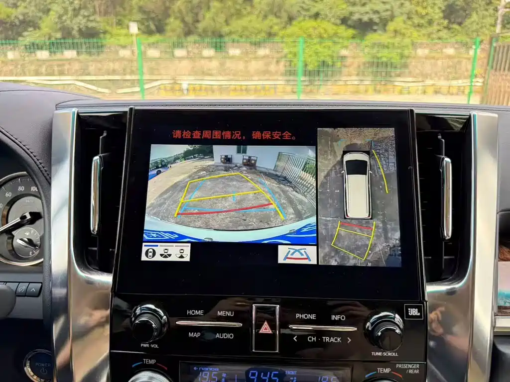 Toyota Alphard — миниатюра 7