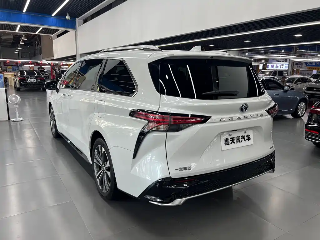 Toyota Granvia — миниатюра 2