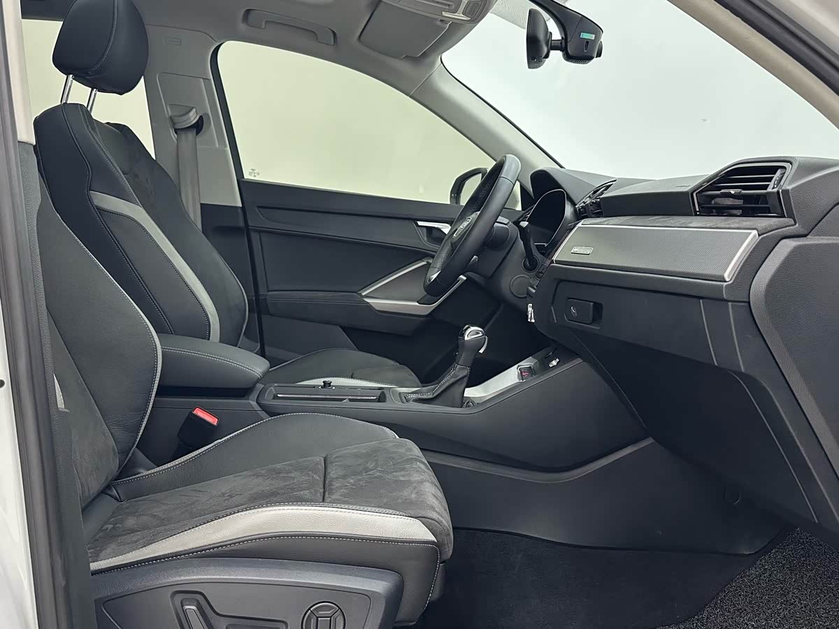 Audi Q3 1.4 л 2023 г. Белый, пробег 24000 км