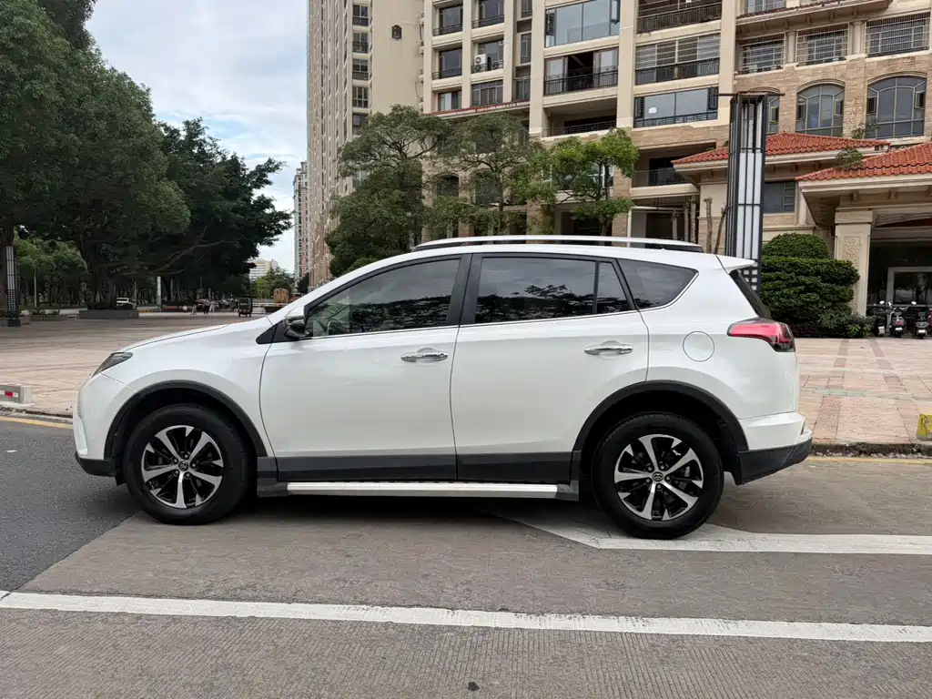 Toyota RAV4 — миниатюра 10