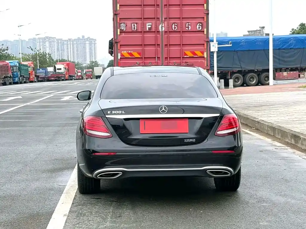 Mercedes-Benz E-Class — миниатюра 7
