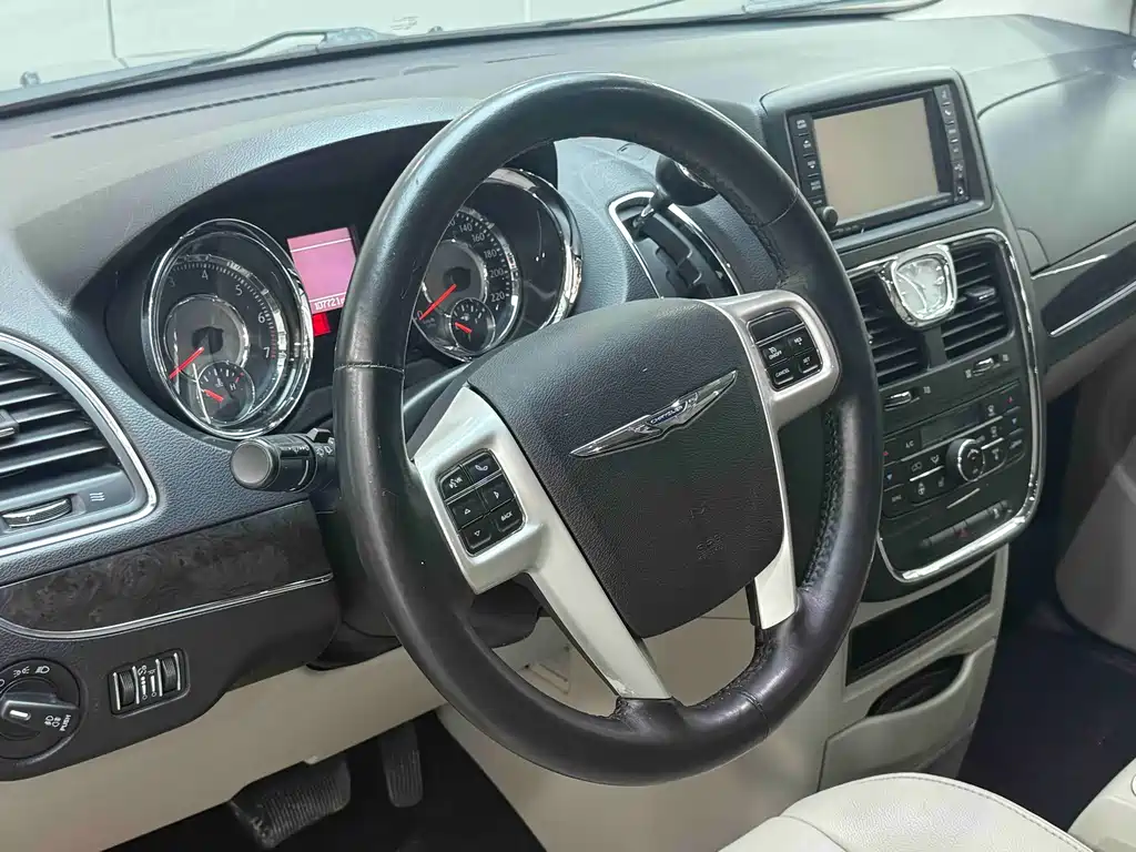 Chrysler Grand Voyager (Import) 3.6L Luxury Edition, фото 5