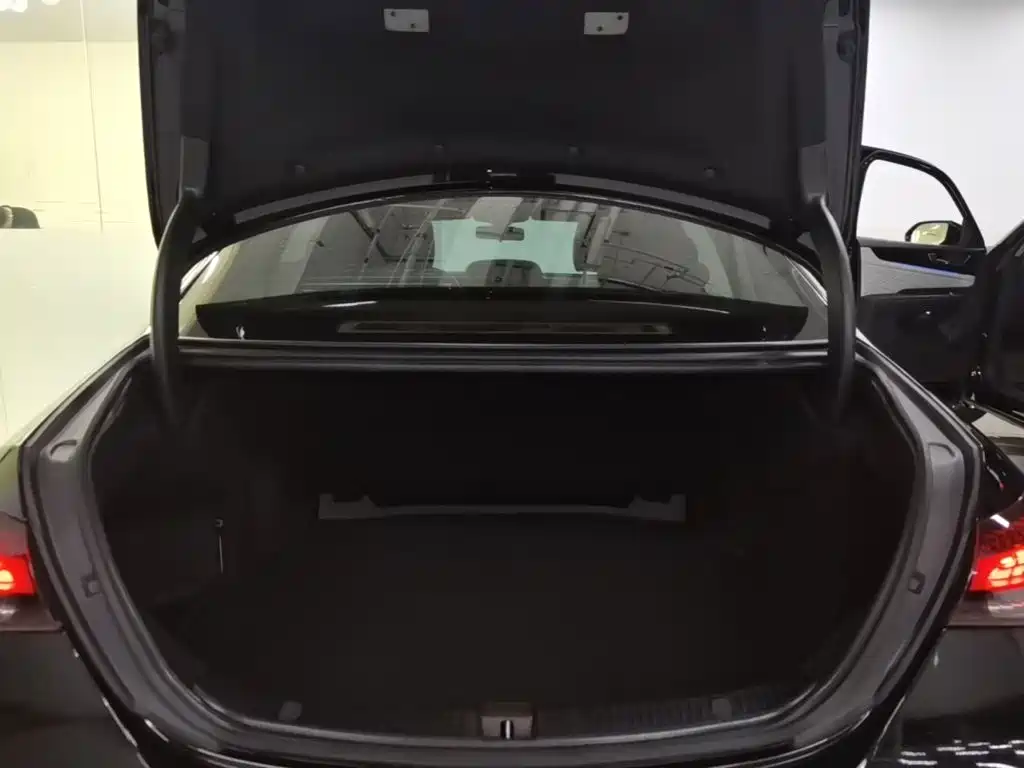 Mercedes-Benz E-Class — миниатюра 19