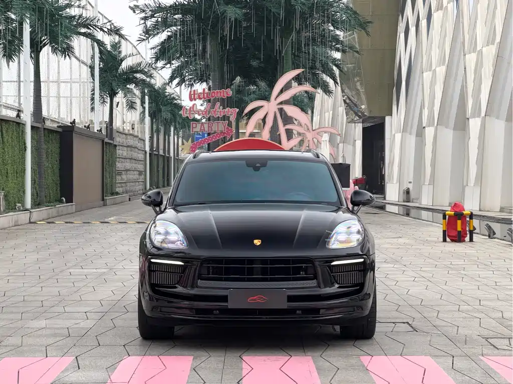 PORSCHE MACAN