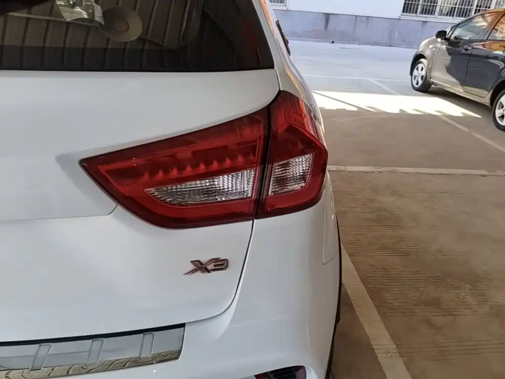 Geely Vision X3 — миниатюра 8