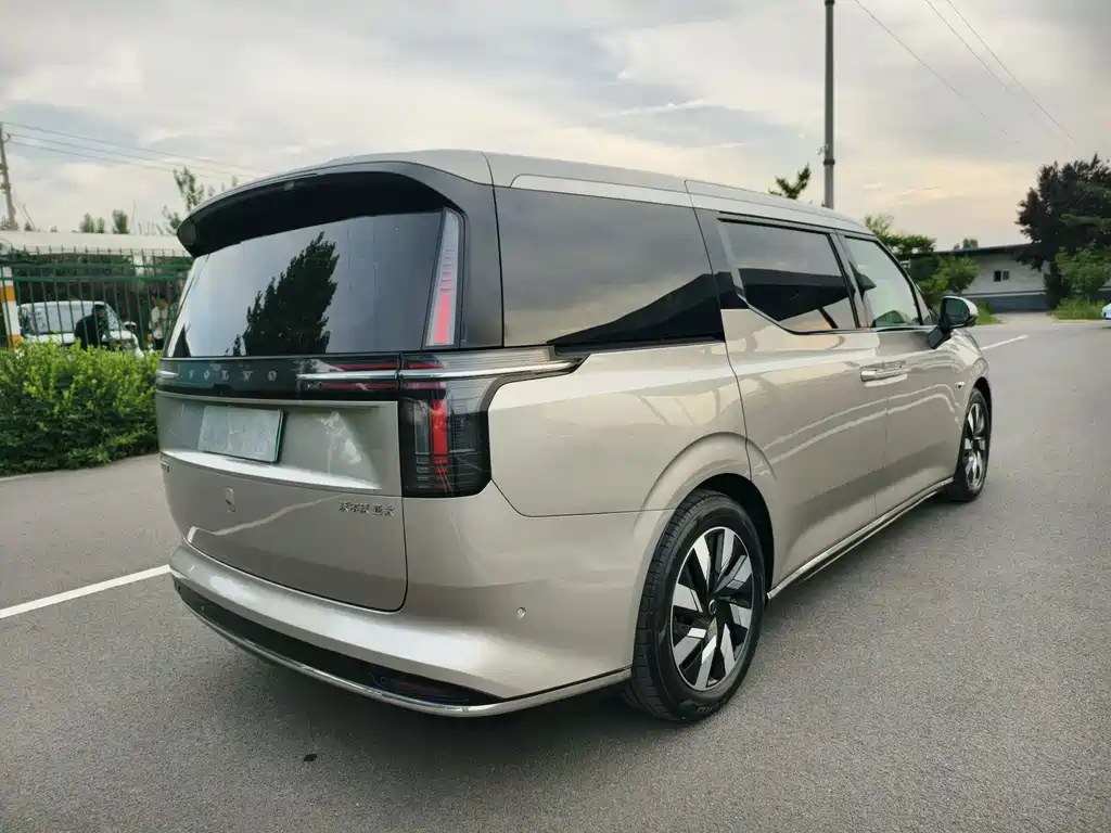 Volvo EM90 2025 Ultra мест
