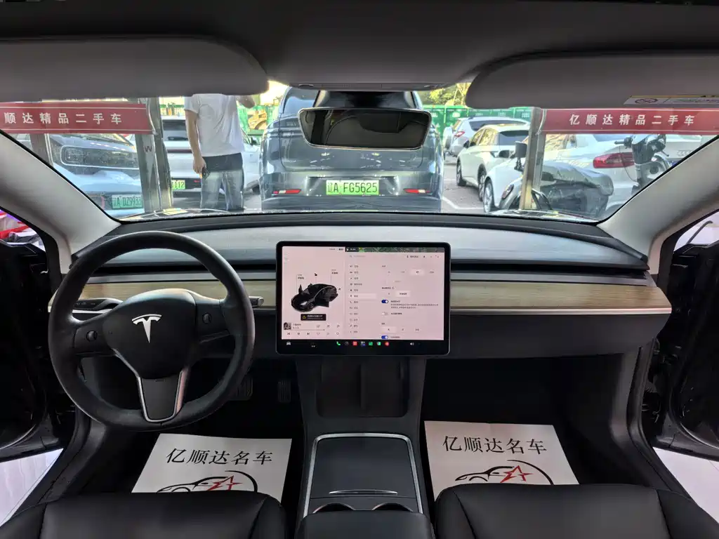 Tesla Model 3 — миниатюра 8