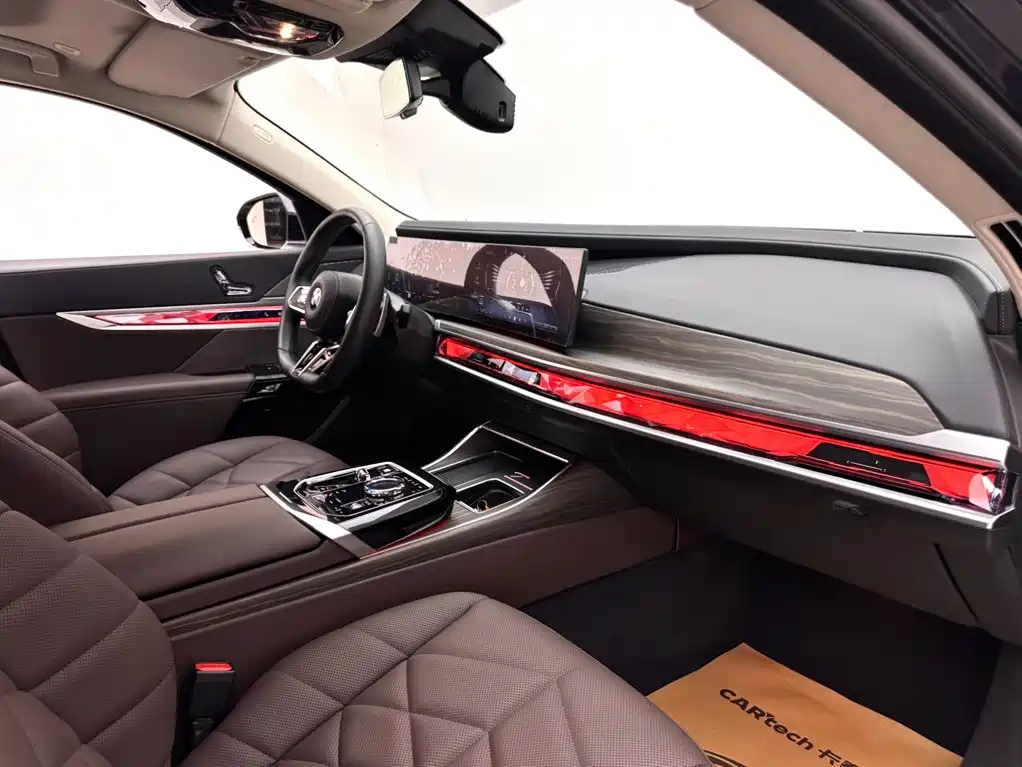 BMW 7 Series — миниатюра 11
