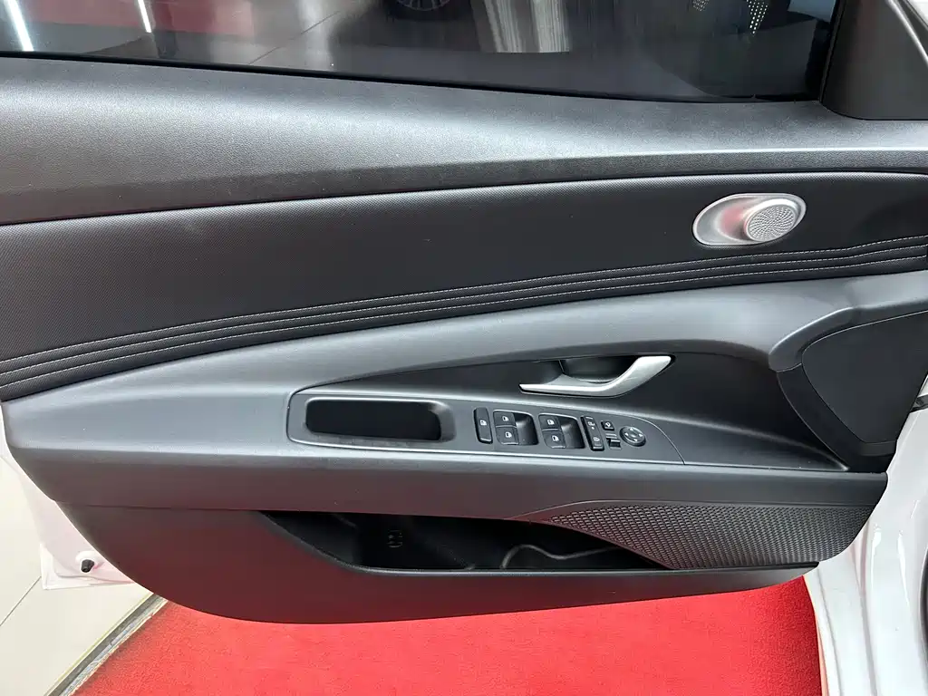 Hyundai Elantra — миниатюра 10