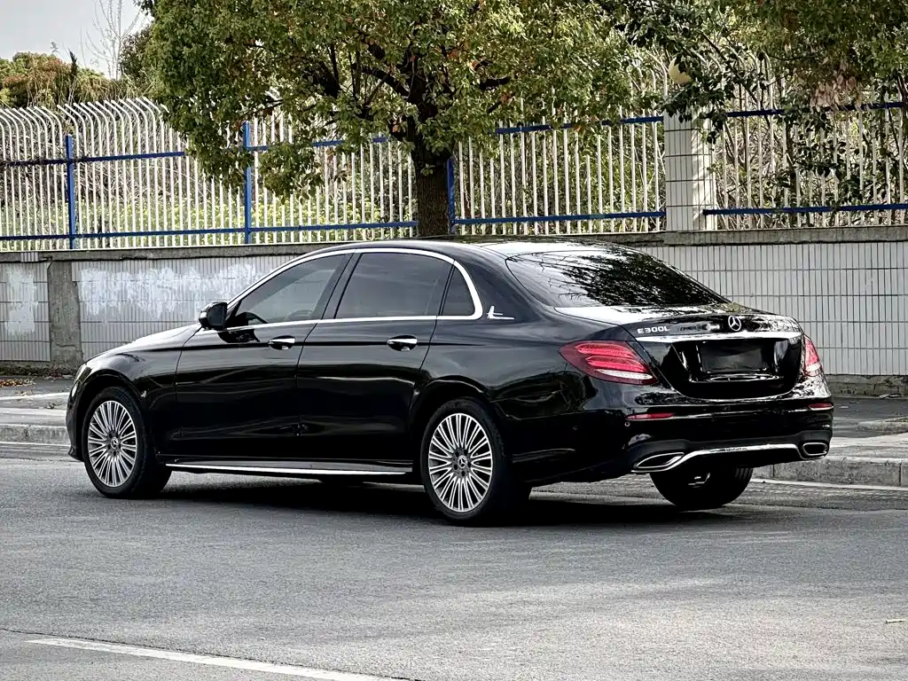 Mercedes-Benz E-Class — миниатюра 6