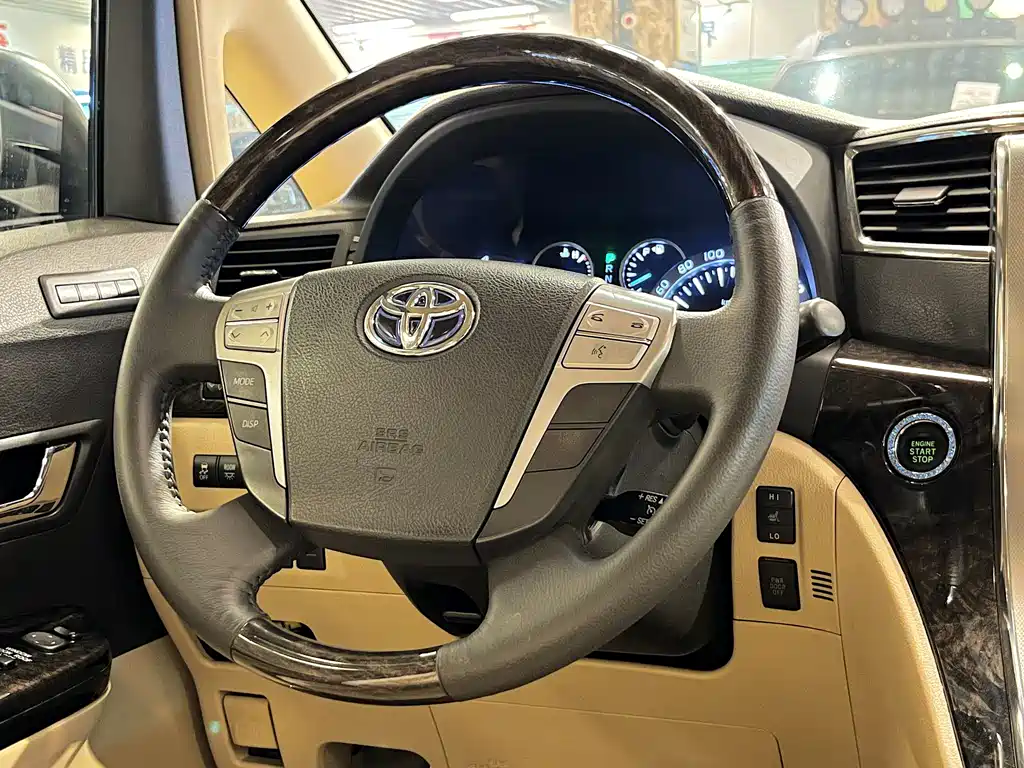 Toyota Alphard — миниатюра 7