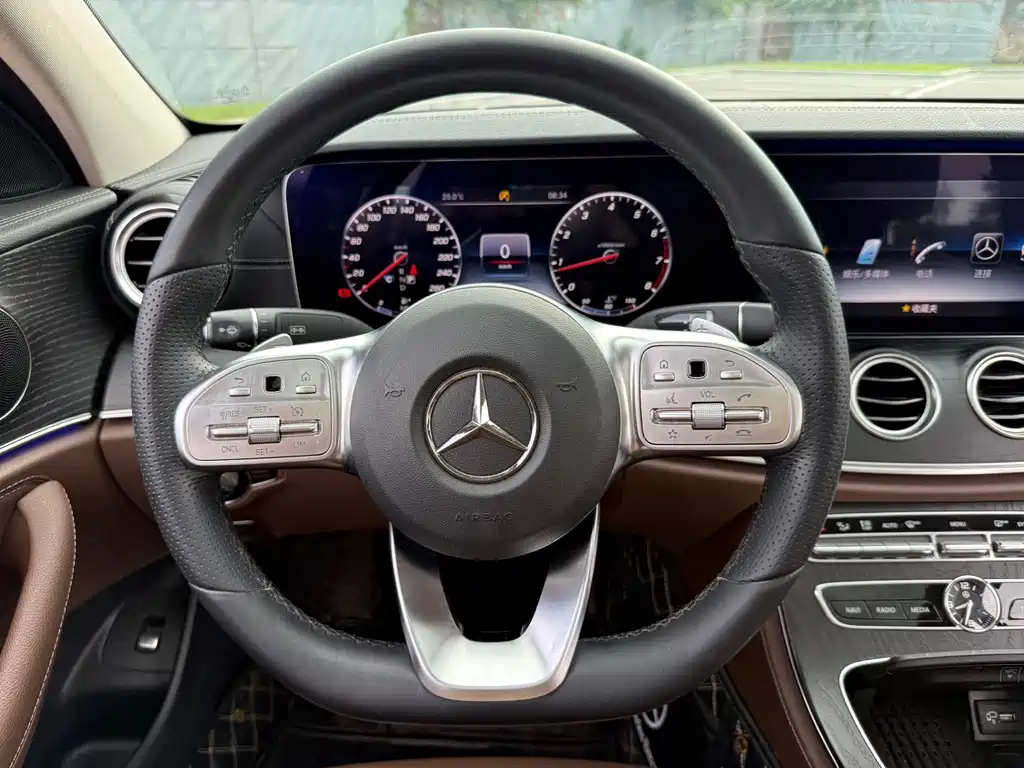Mercedes-Benz E-Class — миниатюра 10