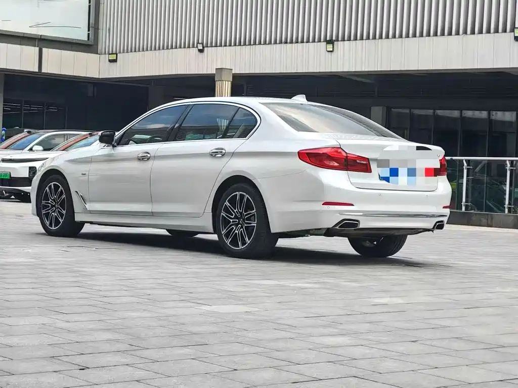 BMW 5 Series — миниатюра 6