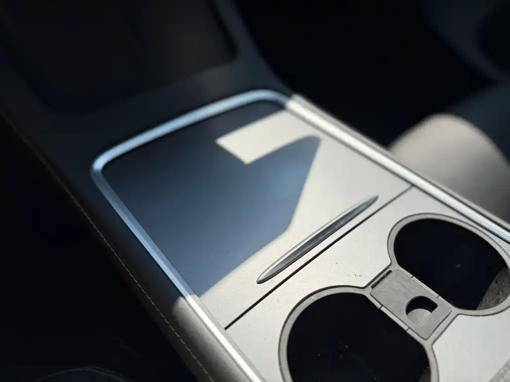 Tesla Model Y — миниатюра 7