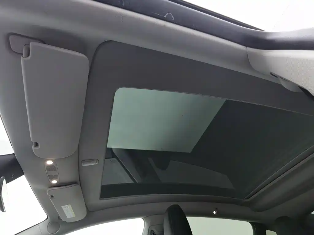 Tesla Model Y — миниатюра 14