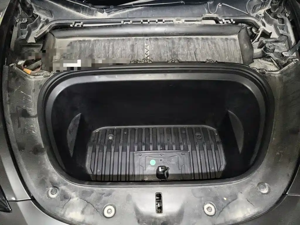 Tesla Model Y — миниатюра 16