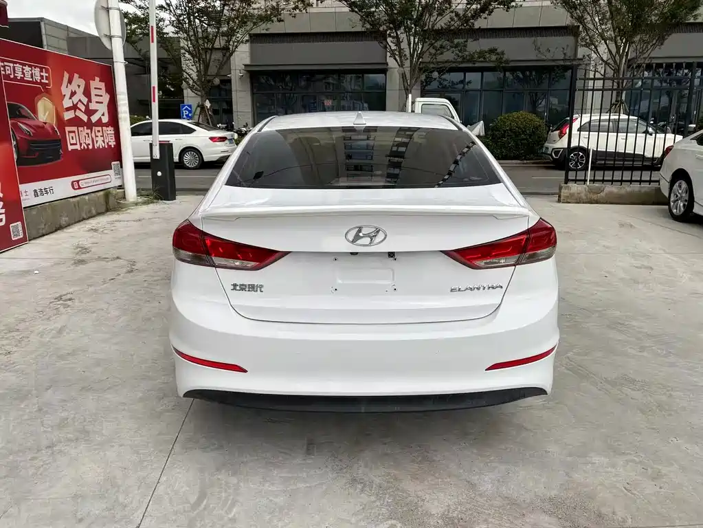 Hyundai Elantra — миниатюра 6