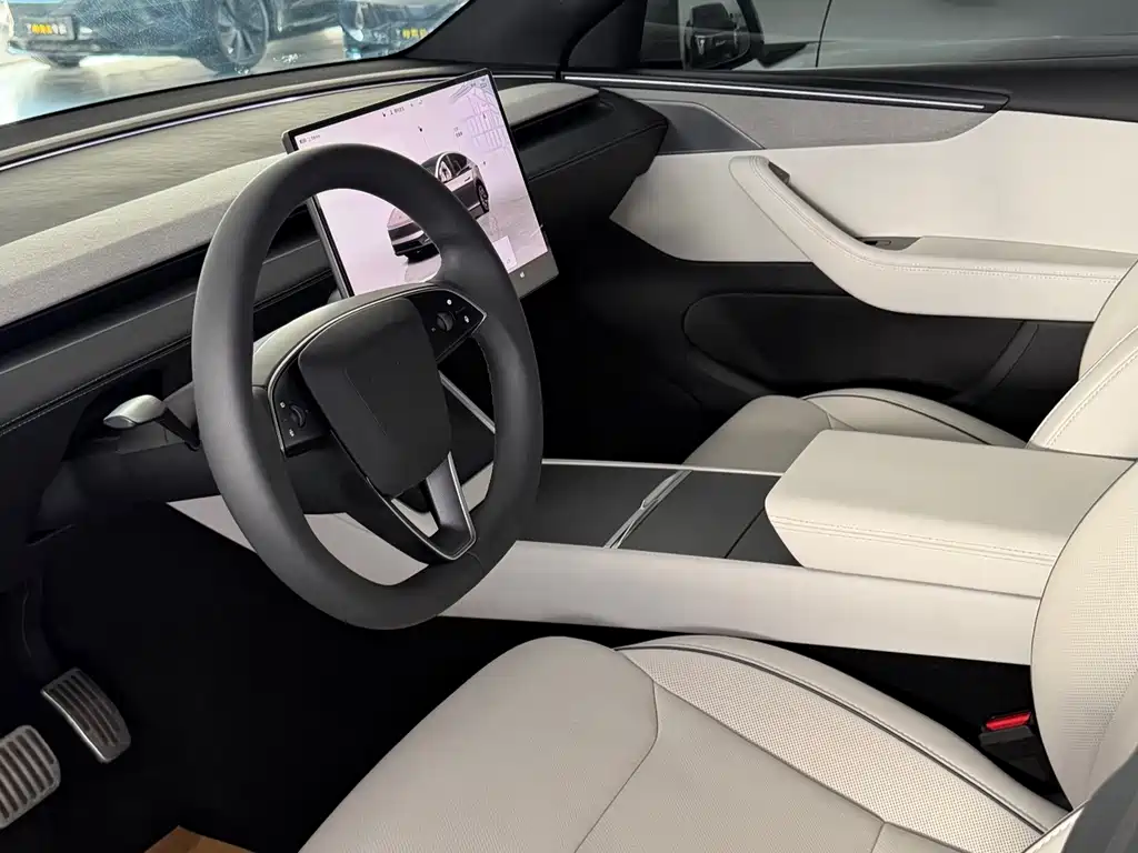 Tesla Model Y L — миниатюра 5