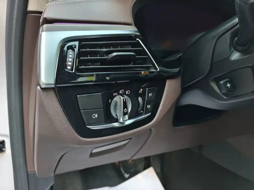 BMW 5 Series New Energy — миниатюра 16