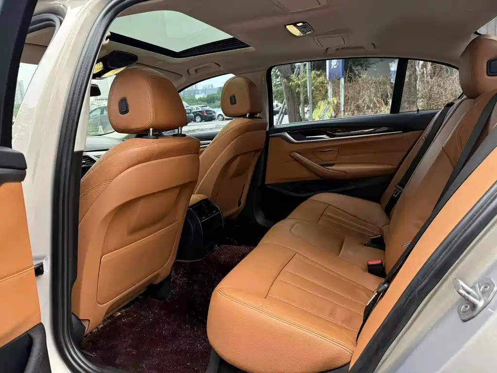 BMW 5 Series — миниатюра 8