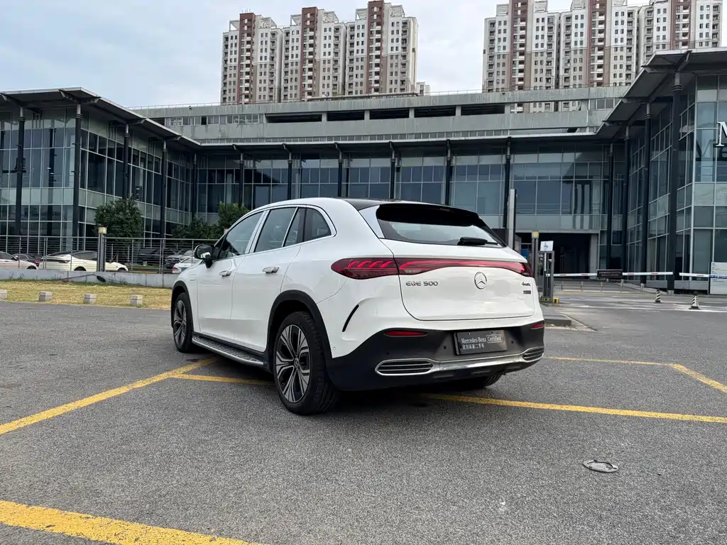 Mercedes-Benz EQE SUV — миниатюра 22