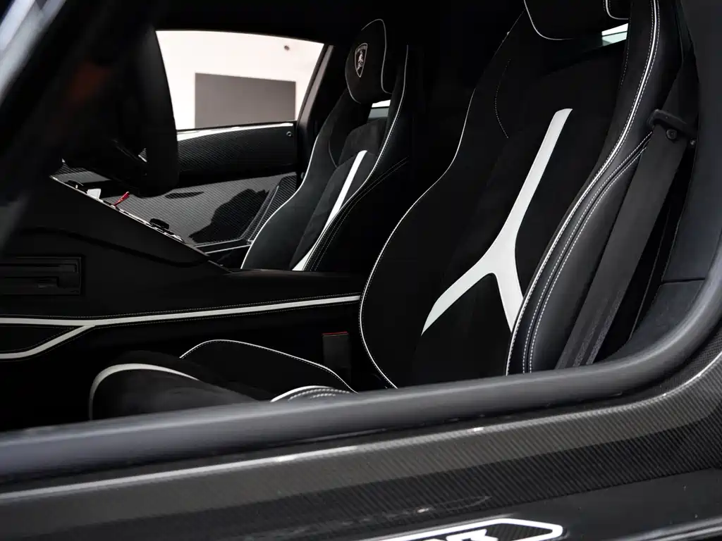 LAMBORGHINI AVENTADOR