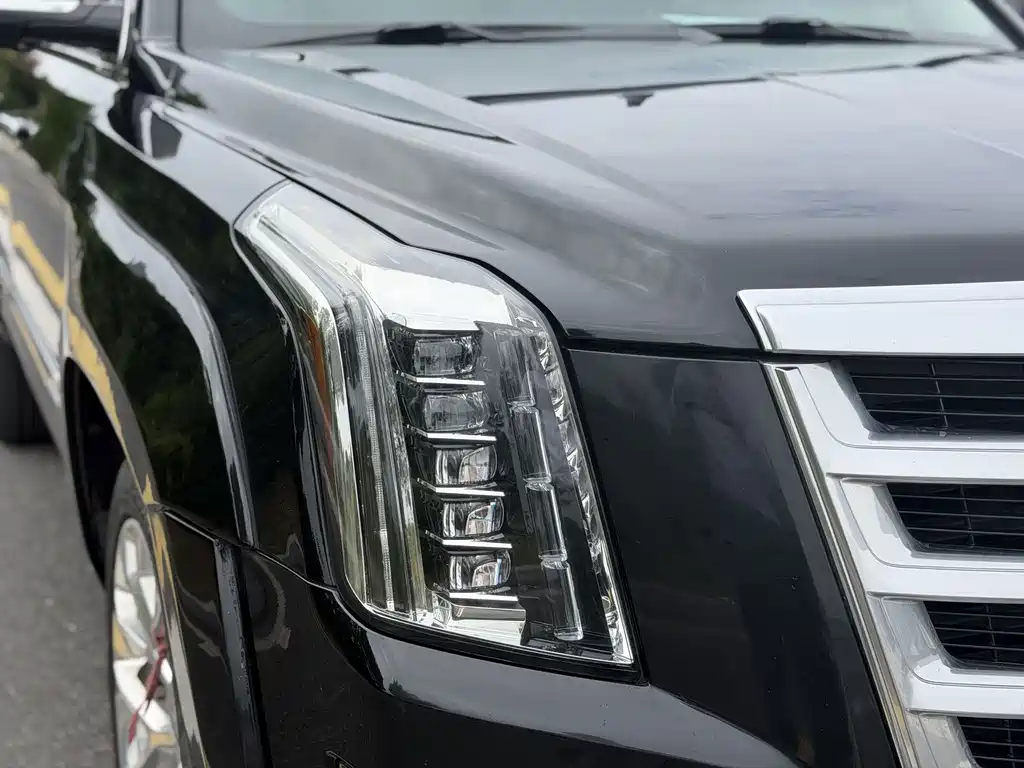 Cadillac Escalade — миниатюра 7