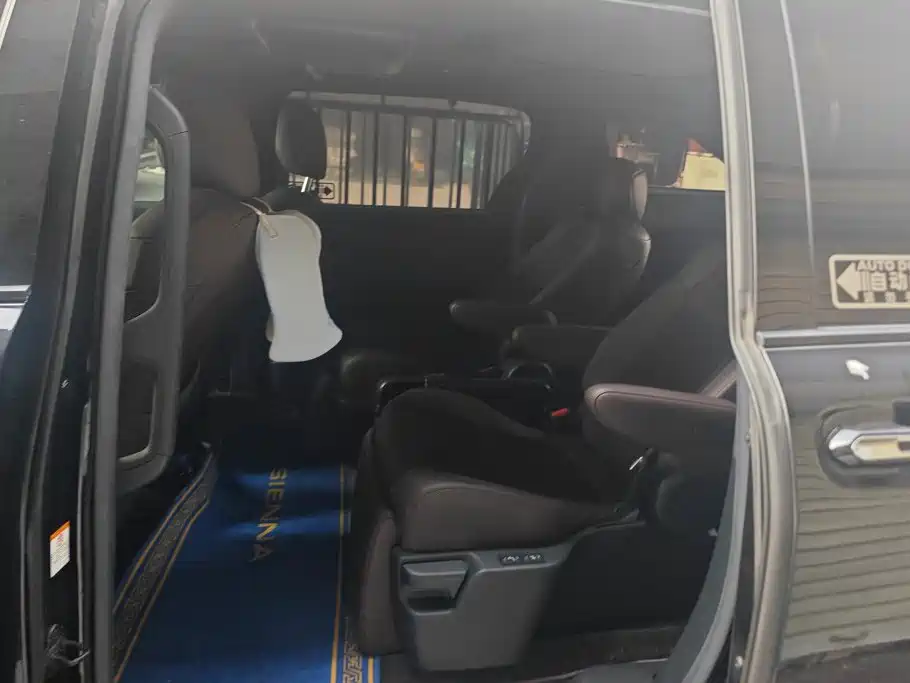 Toyota Sienna — миниатюра 11