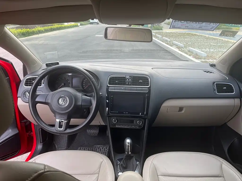 Volkswagen Polo 2013 1.6L AT Luxury
