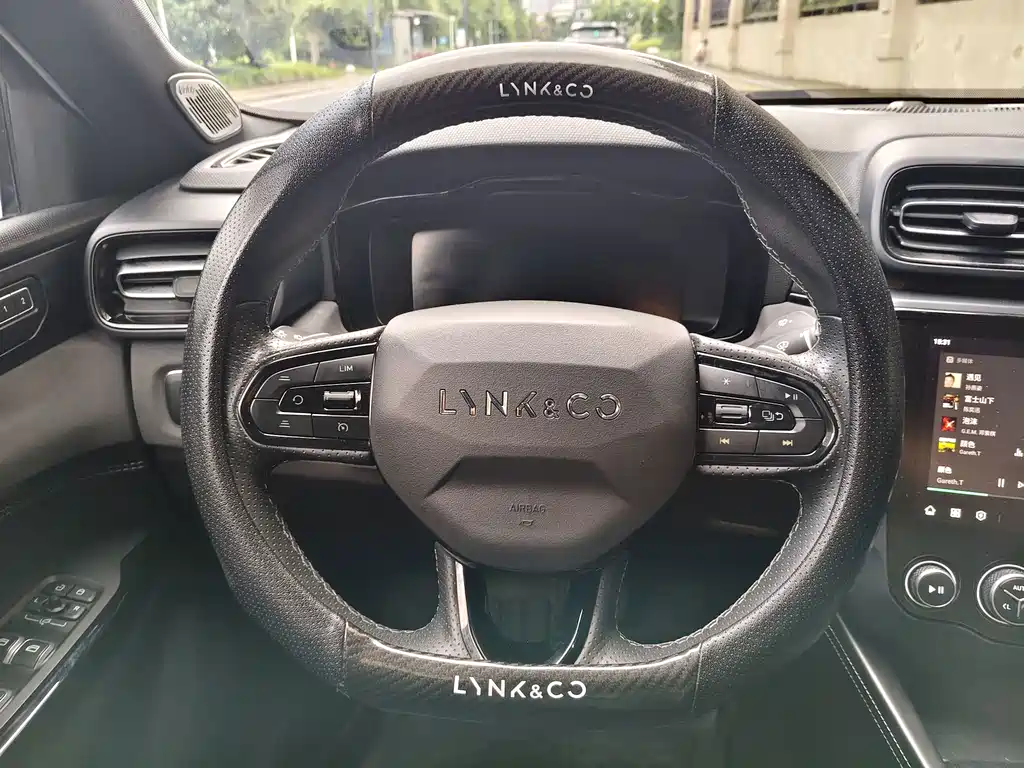 Lynk & Co 03 — миниатюра 13