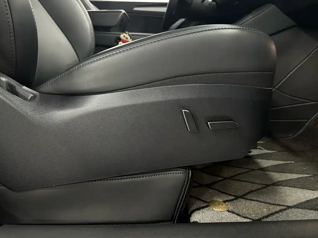 Tesla Model Y — миниатюра 22