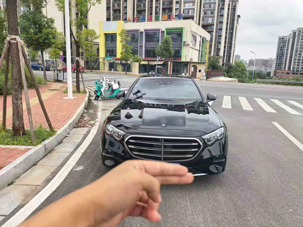 Mercedes-Benz E-Class — миниатюра 2