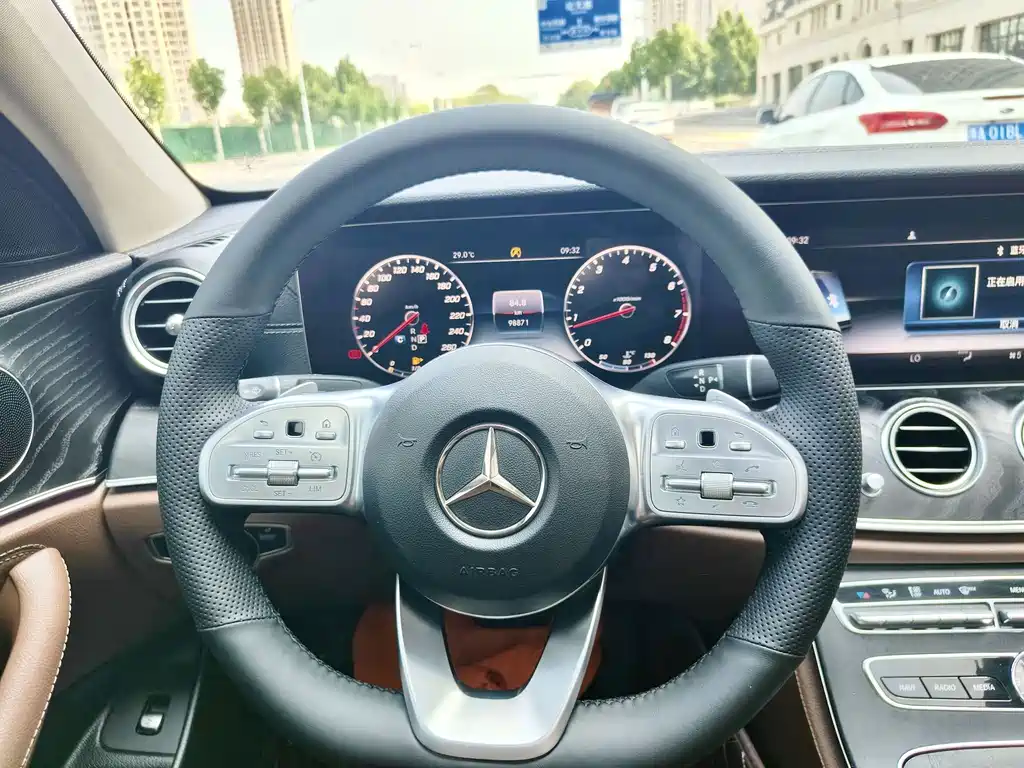 Mercedes-Benz E-Class — миниатюра 9