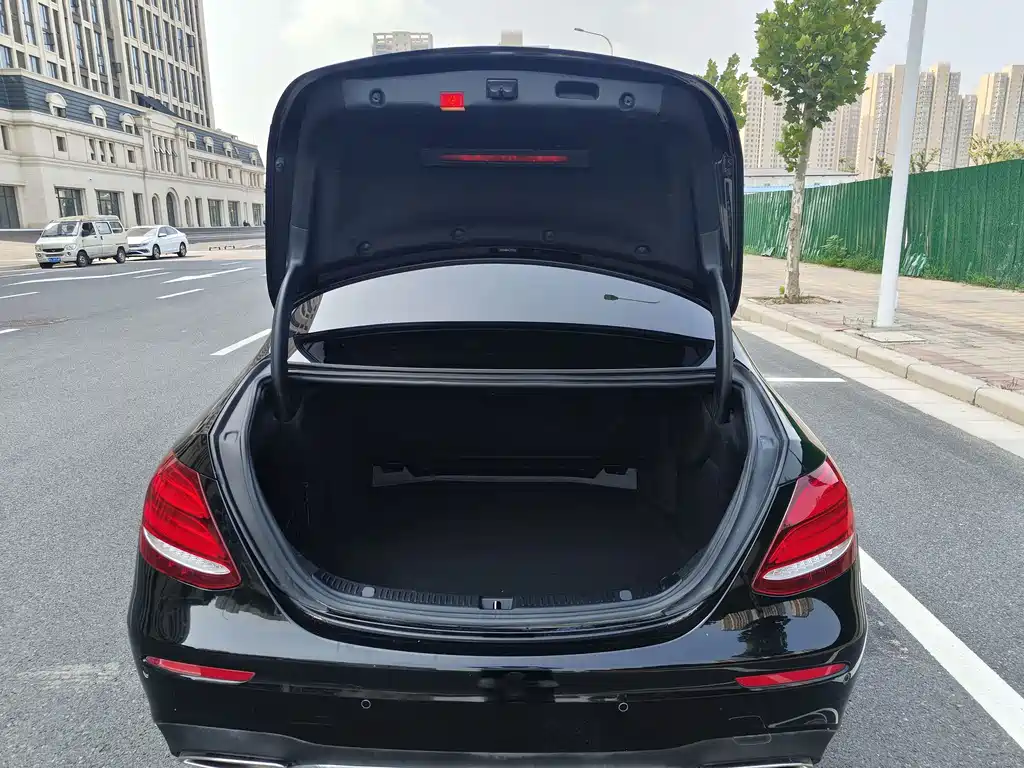 Mercedes-Benz E-Class — миниатюра 19