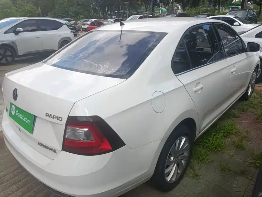 Skoda Rapid — миниатюра 7