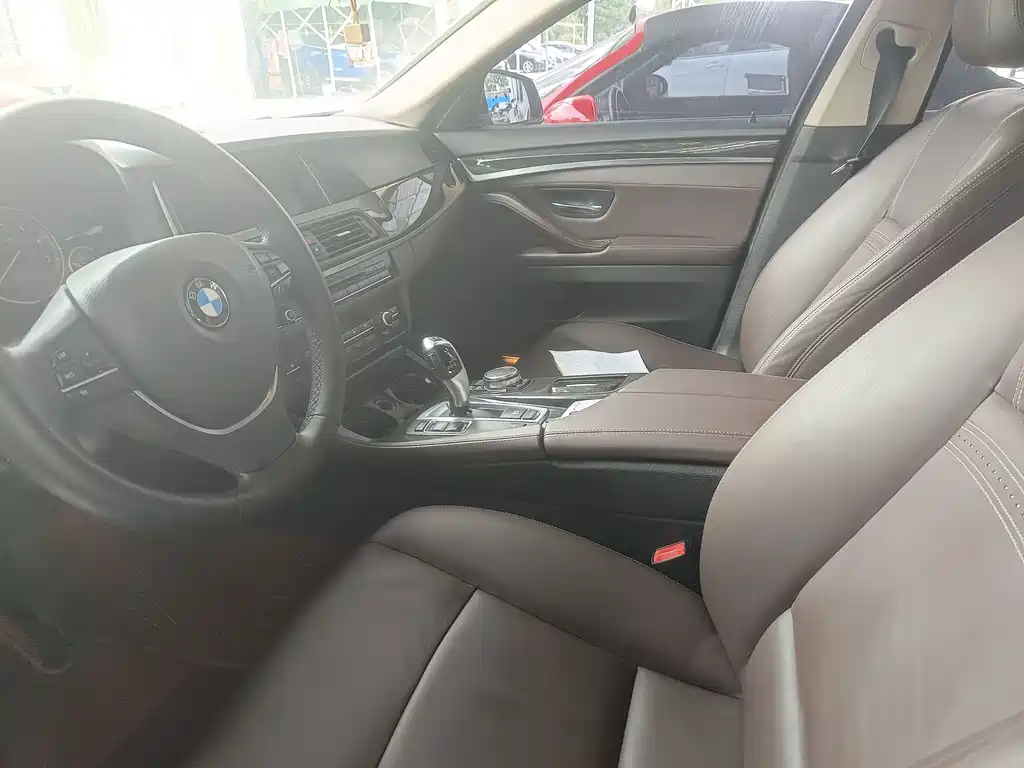 BMW 5 Series — миниатюра 6