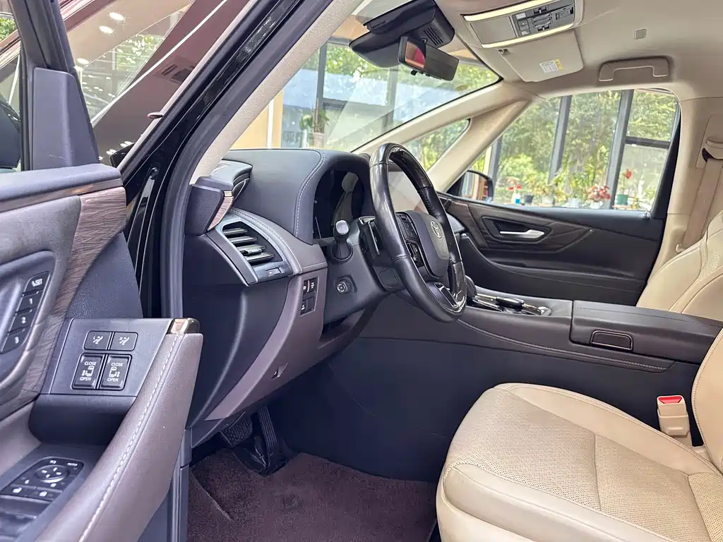 Toyota Alphard — миниатюра 8