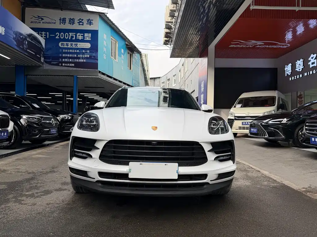 PORSCHE MACAN