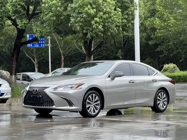 LEXUS ES 2019