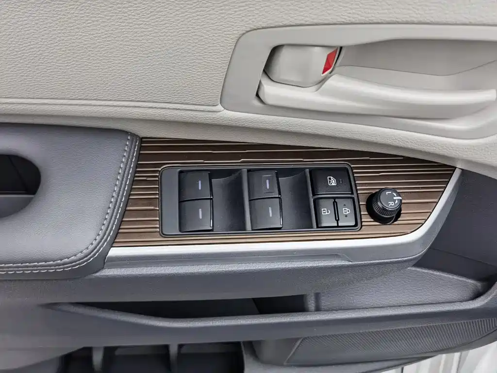 Toyota Granvia — миниатюра 9